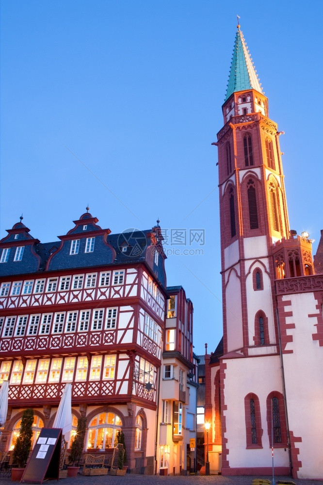 Romerberg广场旧城中心Romerberg的餐馆和老尼古拉教堂德国黑森法兰克福正方形天空餐厅图片