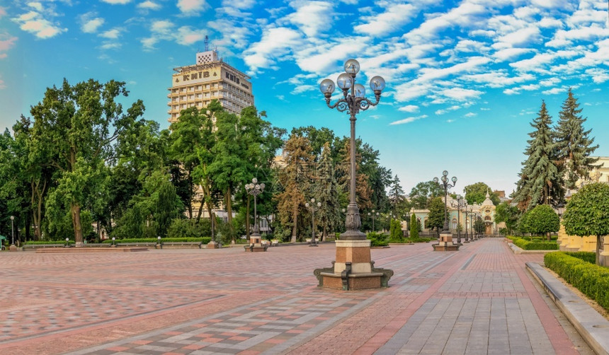 靠近马林斯基乌克兰辅0712乌克兰基辅最高委员会附近的宪法广场在一个阳光明媚的夏日早晨乌克兰基辅宪法广场河图片