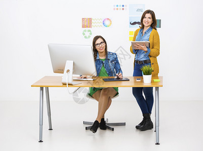 妇女在办公室工作创造办公室团队工作的妇女快乐商界图片