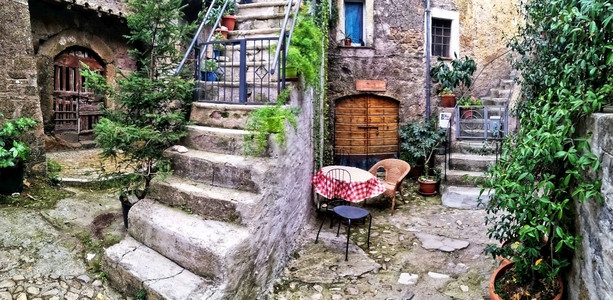 卡斯佩里亚意大利最美丽的中世纪村庄卡尔塔有迷人的花丛狭小街道卡片胡同图片
