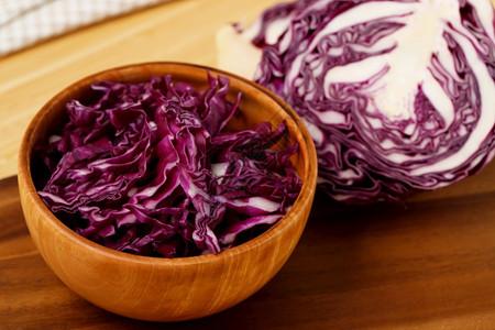 健康紫色卷心菜准备在厨房煮饭羽衣甘蓝图片