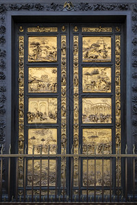 福音传道者经过在意大利佛罗伦萨Duomo附近的浸礼堂由LorenzoGhiberti在天堂之门的东即天堂之上由LorenzoGhibert背景