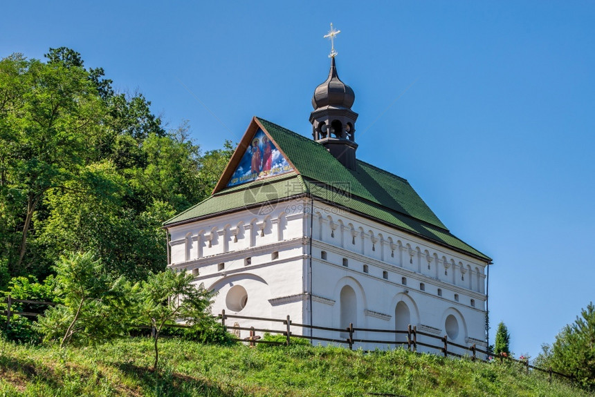 乌克兰Chyryn的BohdanKhmelnytskyi住宅附近的圣彼得和保罗教堂日夏阳光明媚乌克兰Chihyryn的圣彼得和保图片