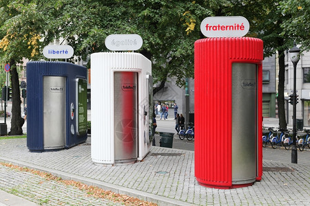街道奥斯陆市Spikirsuppa公园共厕所装有法的颜色和法自由平等博爱的座右铭小便池设施图片