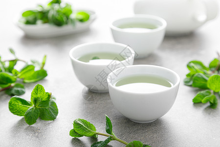 在传统小杯子和新鲜叶中的草药薄荷茶健康的抗氧化剂饮料树叶草本植物图片