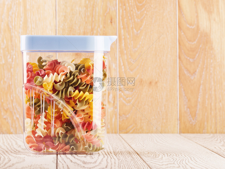 塑料容器中不同颜色的粗螺旋面彩色多RawSpiralPastainJar一顿饭团体红色的图片