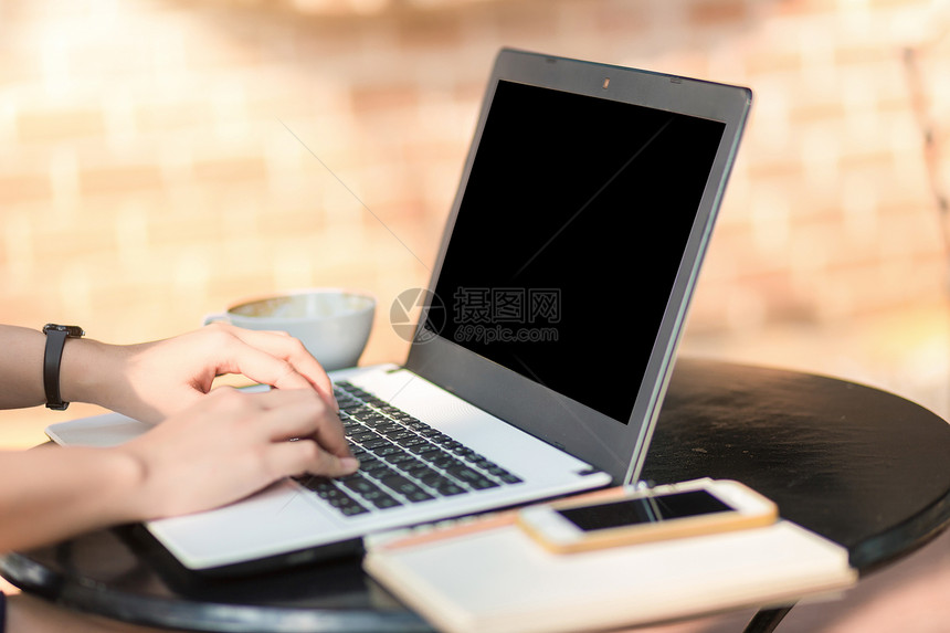桌子随意的白色在办公室外使用膝上型咖啡和智能电话的女商业工作者近距离关闭图片