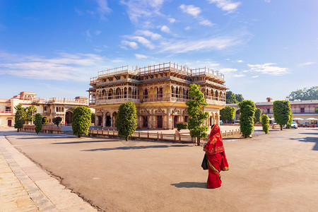 外部的泰姬陵入口印度斋浦尔市宫和印度萨里的女孩图片