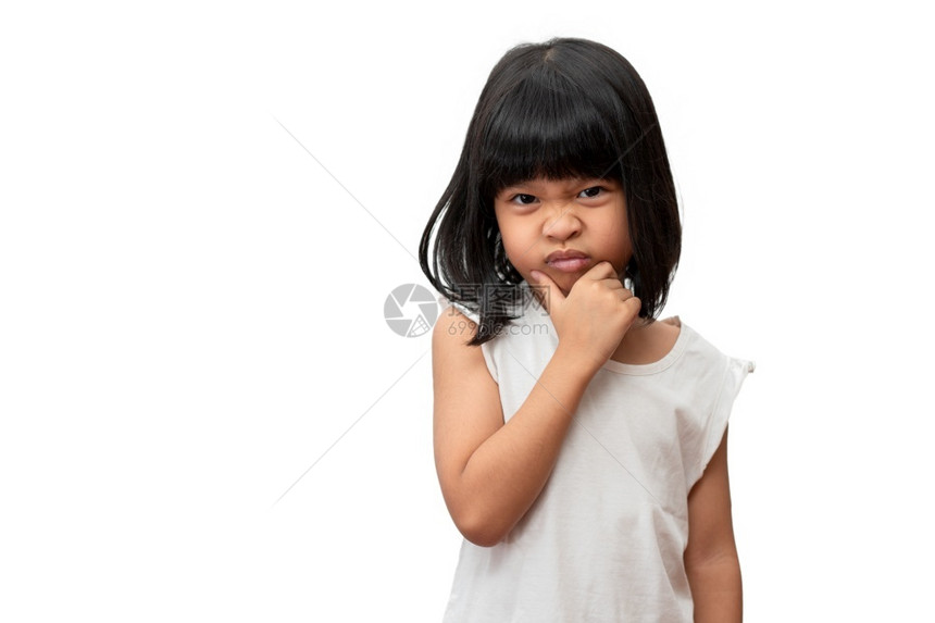 童年白人孤立背景的亚洲愤怒和悲哀小女孩的肖像儿童发脾气和疯时的情感表达怒愤绪控制概念儿童情绪控制概念什么时候学步的儿童图片