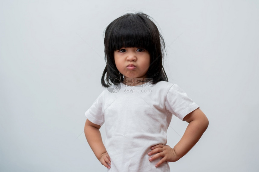 白人孤立背景的亚洲愤怒和悲哀小女孩的肖像儿童发脾气和疯时的情感表达怒愤绪控制概念儿童情绪控制概念学前班一种尖叫图片