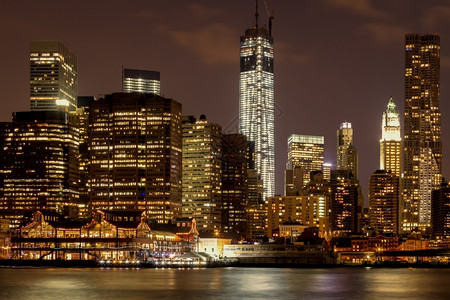 现代的城市景观夜里纽约灯光明亮图片