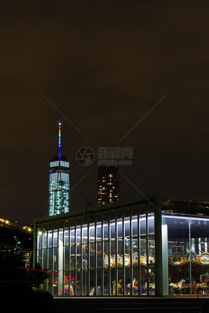 游客高的现代夜里纽约市灯光明亮图片