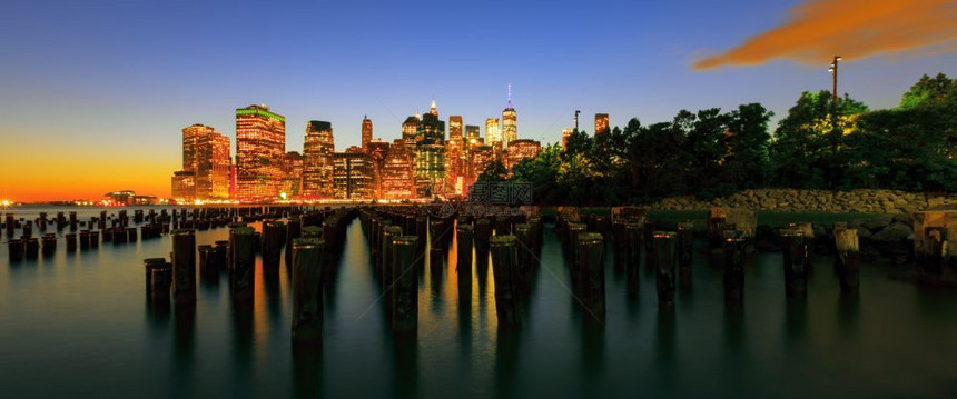 条纹夜里纽约市灯光明亮城目的地图片