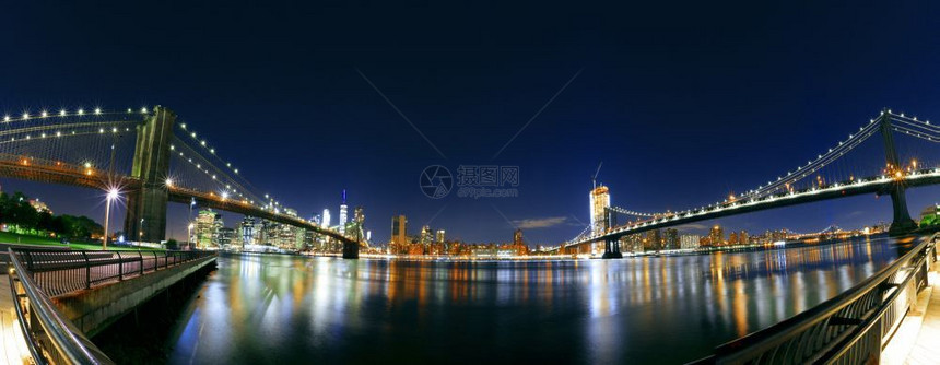 充满活力夜里纽约市灯光明亮桥照图片
