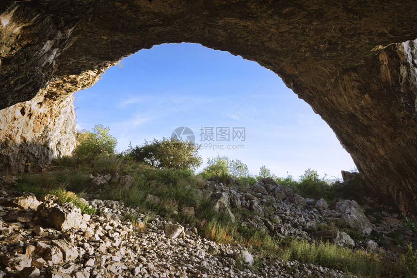 从罗马尼亚奥塞山脉学生柯洞穴的天空视图石灰冒险墙图片