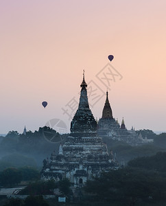 心情收集2015黄昏热的地区日出时与热气球在Bagan缅甸背景