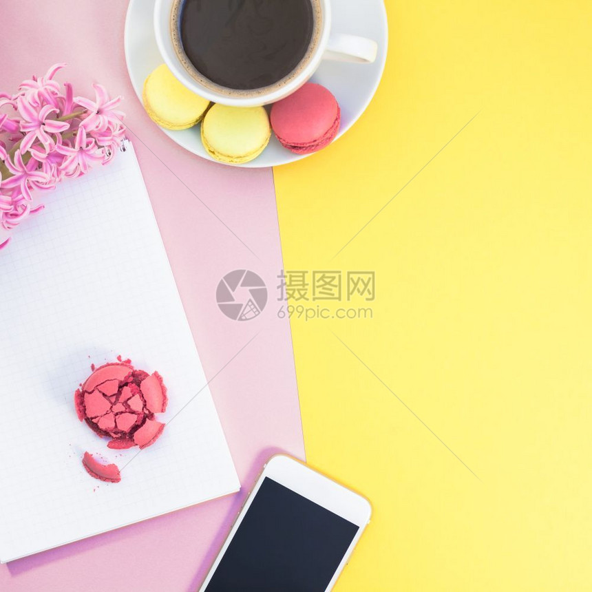 粉彩最佳有创意的平版咖啡杯相片配有马卡龙和一张纸条带有粉红和黄色背景最低风格的复制空间黄色图片