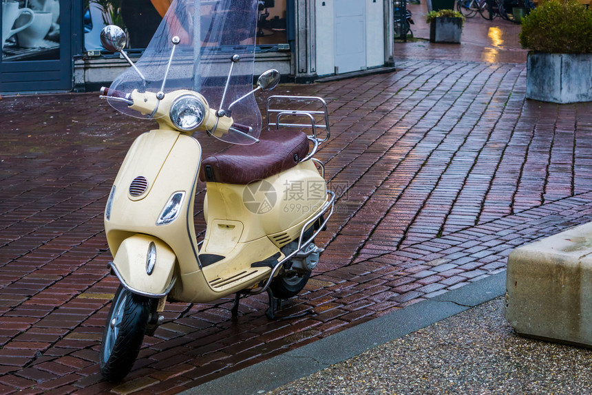 运输风景村庄典型的现代城市摩托车停在街上新摩托车长着古老的外观图片