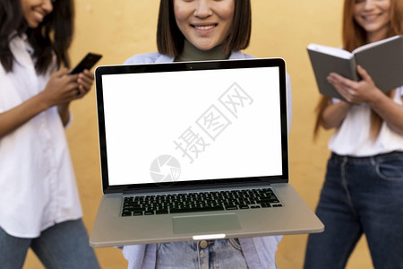 圣诞节显示空白笔记本电脑的亚洲女十二月触碰图片