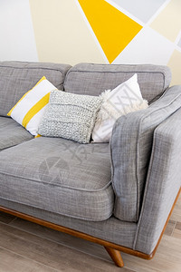 坐月子阁楼黄色的室内舒适灰色沙发舒适的客厅内图片
