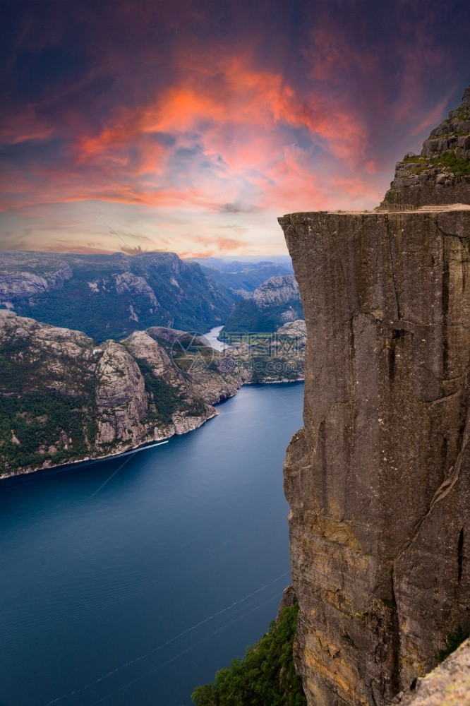 来瑟峡湾挪威的Lysefjord与来自Preikestolen的色彩多日落视图一种岩石图片