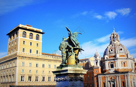 埃曼纽尔二世雕像白色的意大利罗马12月9日朱利奥蒙特维德在克多伊曼纽尔二世威尼斯广场纪念碑上雕刻的思想像意大利罗马日意大利罗马十二月城市景观背景