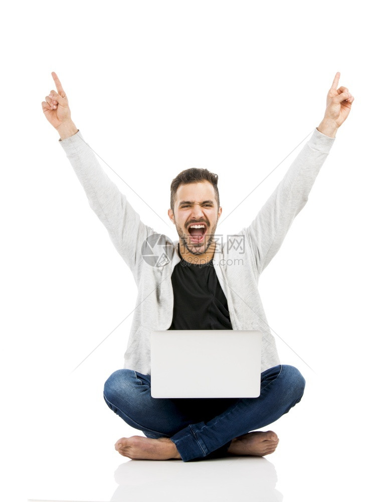 拉丁男子坐在地板上用笔记本电脑工作双臂都举起来娱乐男人一种图片