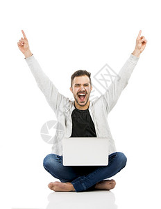 拉丁男子坐在地板上用笔记本电脑工作双臂都举起来娱乐男人一种图片