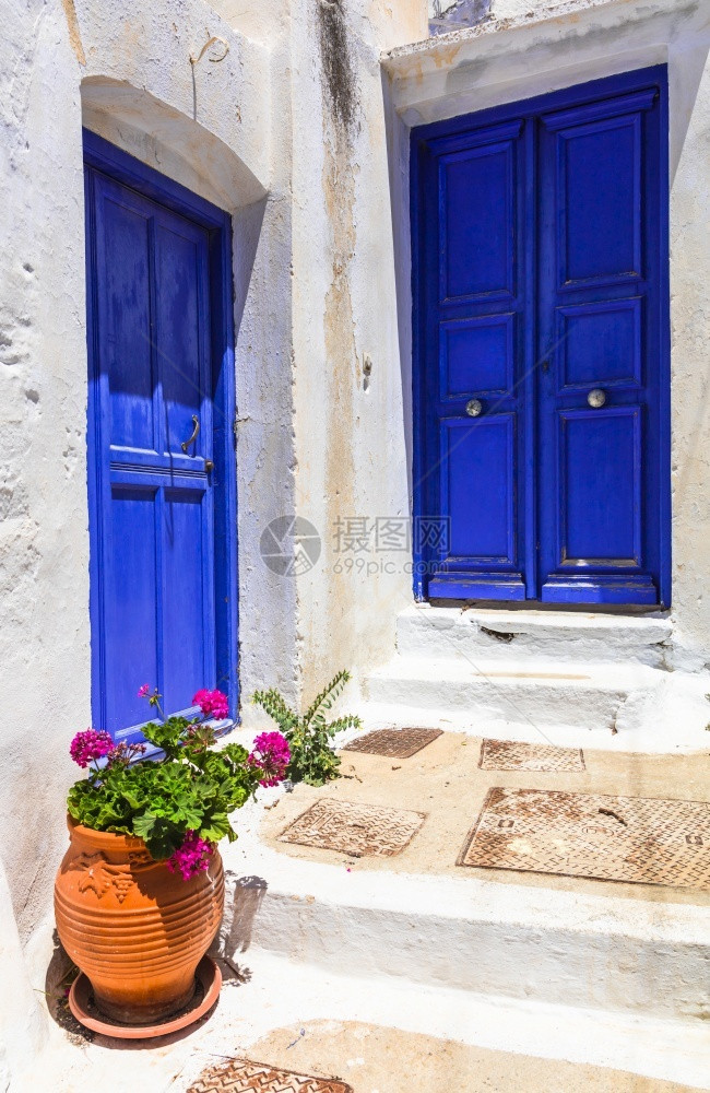 狭窄的复古希腊Cyclade群岛Amorgos门多彩的古老传统白色村庄生动图片