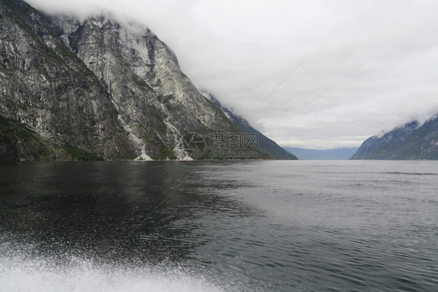斯堪的纳维亚语反射谷联合国教科文组织纳罗伊峡湾和从水中看到的风景如画艾于兰峡湾图片