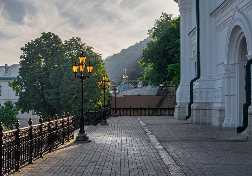朝圣塞维尔斯基亚托戈尔克乌兰07162乌克兰斯维亚托戈尔克修道院领土上的圣母升天大教堂在阳光明媚的夏日早晨斯维亚托戈尔克修道院的图片