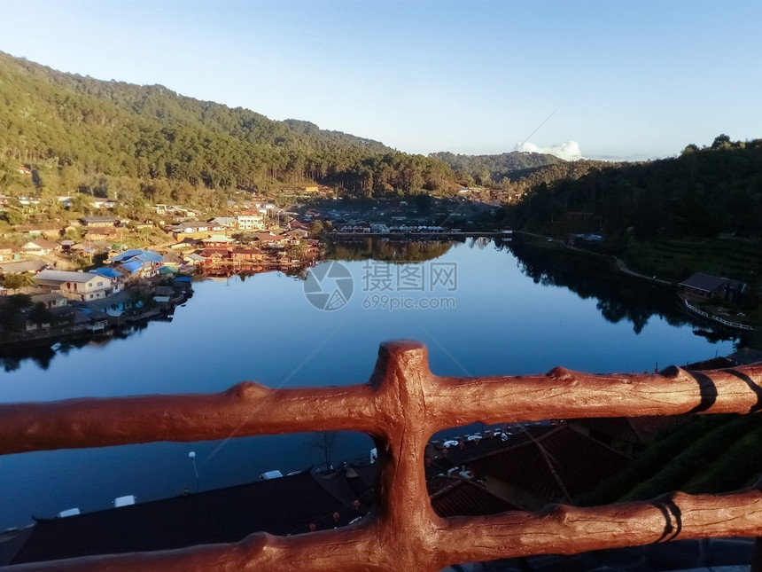 池塘村庄和美丽的景色叶子绿海岸图片