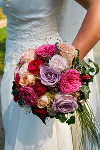 已婚粉色的新娘用玫瑰花盛满婚礼束保持图片