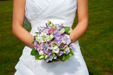 配饰新娘用玫瑰花盛满婚礼束粉彩图片
