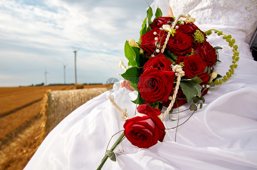 金子新娘用玫瑰花盛满婚礼束浪漫银图片