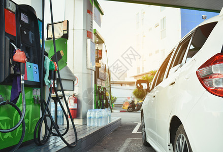 引擎检查利用汽车或运输加油图像等能源使用白色汽车工作人员油或加站的汽车自然背景图片