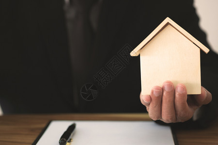 购买房地产概念法官在用房屋模式拍卖时的陈诉律师商业合法的图片