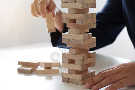 木头女在玩块堆叠游戏商业增长概念魅力风险的近身训练塔桩图片