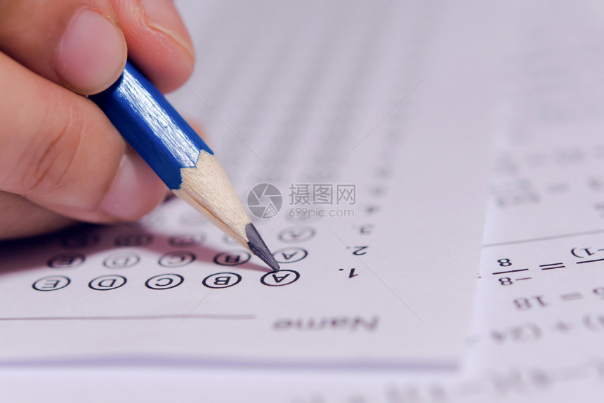 学生们手握铅笔在答题单和数学问上写有选择的作考试学校的生进行测以及模糊大学图片