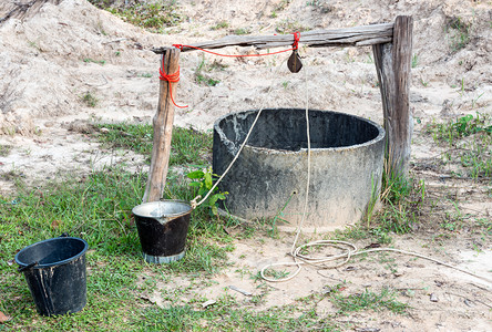 泰国农民田间稻中的水泥井泰国农民田地的水泥井乡村棕色渴图片