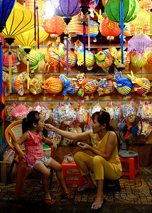 曲水亭街隆在越南西贡第五区灯塔街5号前母亲和女儿坐在彩色灯笼亭前2018年月日亚洲人红色的背景