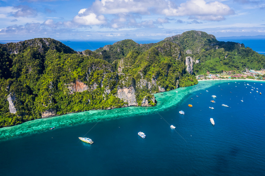 由无人机摄影拍的泰国KrabiKrabi岛空中景象令人惊叹的泰国高季渔船和际观光者夏天游客放松图片