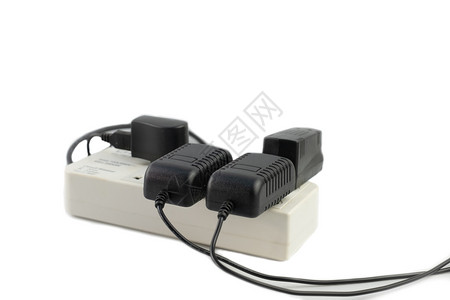 束连接器带电源条的多套插座白背景上有一堆插件和适配器屋图片
