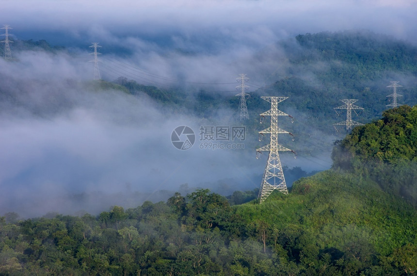 高压电源输塔在山上MameMohmoh灯阳雾中电输送塔多雾路段力量有图片