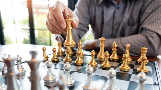 目的斗争打败商人在象棋盘游戏中将王牌人物与决胜者相提并论战略管理或领导才能成功概念背景