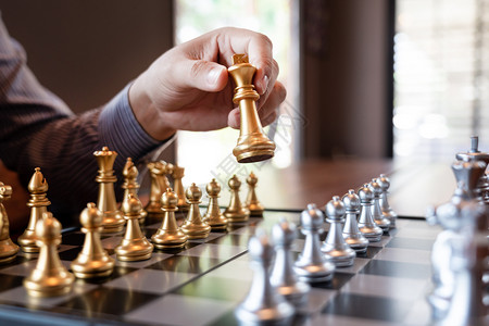 决战决胜移动胜利商人在象棋盘游戏中将王牌人物与决胜者相提并论战略管理或领导才能成功概念领导者背景