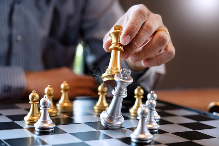 领导者商人在象棋盘游戏中将王牌人物与决胜者相提并论战略管理或领导才能成功概念手木板图片