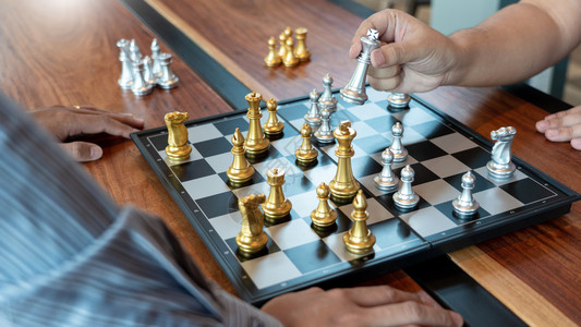 冲突商人在象棋盘游戏中将王牌人物与决胜者相提并论战略管理或领导才能成功概念领导者典当背景