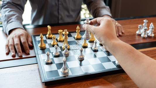 商人在象棋盘游戏中将王牌人物与决胜者相提并论战略管理或领导才能成功概念竞赛一种团体背景