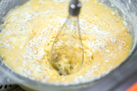 揉面包师手混合自制美味蛋糕和的模糊照片高清图片
